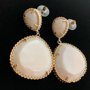 Rare Kendra Scott (Mother of Pearl) Penny Drop